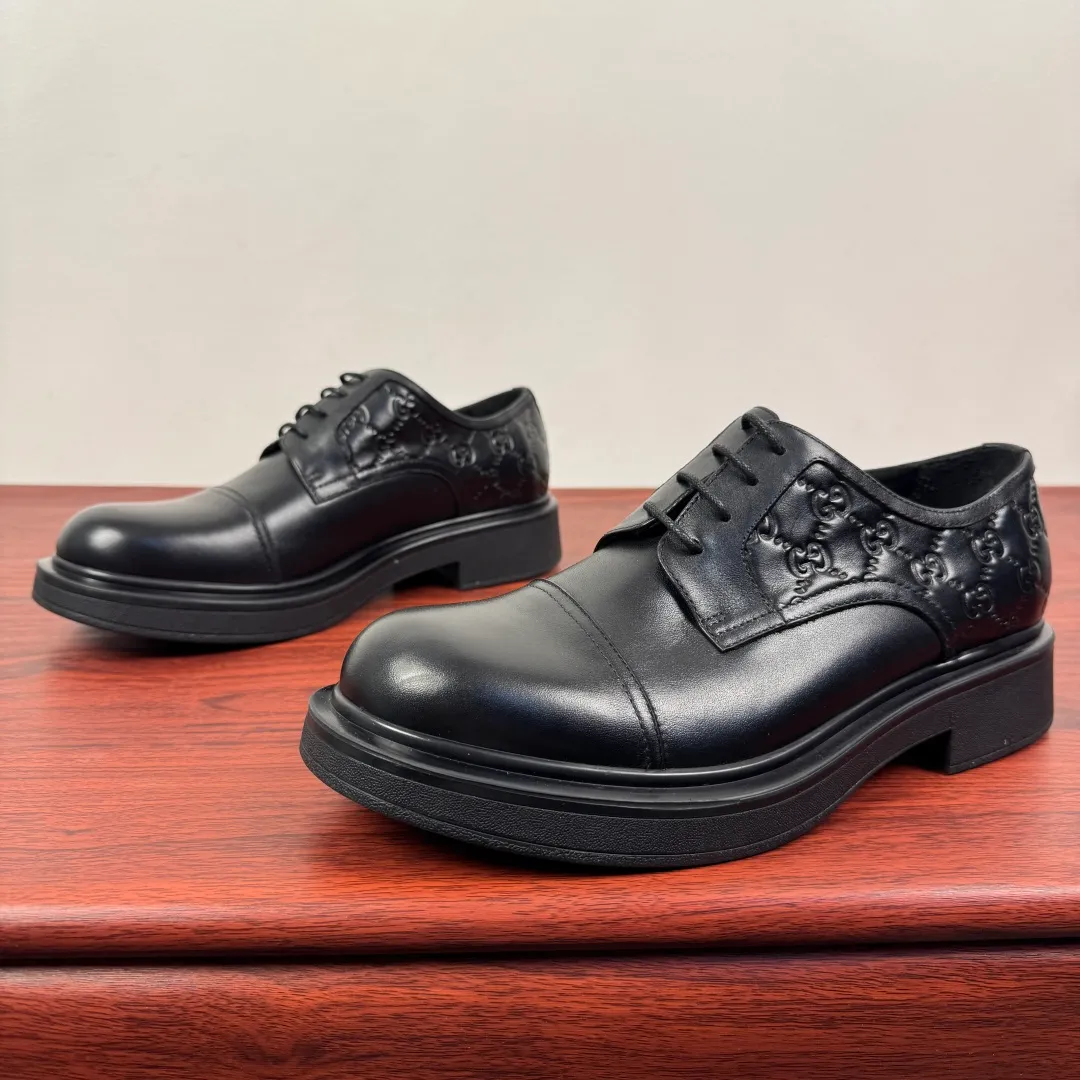 Batch 800 Gucci/Gucci new men's lace-up shoes with GG details, matte cow leather derby shoes! The design of this men's lace-up shoe is rooted in the brand's heritage. Crafted from premium waxed cow leather, it is embellished with GG printed embossed suede leather details, a nod to Gucci's iconic monogram. The rubber sole decorated with GG pattern adds a touch of modern fashion to this design. Typical three-joint style design. European and American classic version, full calfskin lining. The overall upper texture is soft and the lining is comfortable and breathable. 2CM thickened soft rubber sole, easy to control. Versatile and stylish upper foot, multiple colors available to meet different matching needs, complete package! Size: 39-40-41-42-43-44 leather shoe size (38.45.46 can be customized) Item number: 7826Z cowhide smooth